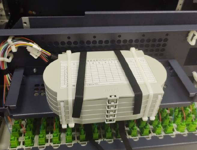 Remate de fibra óptica en panel ODF