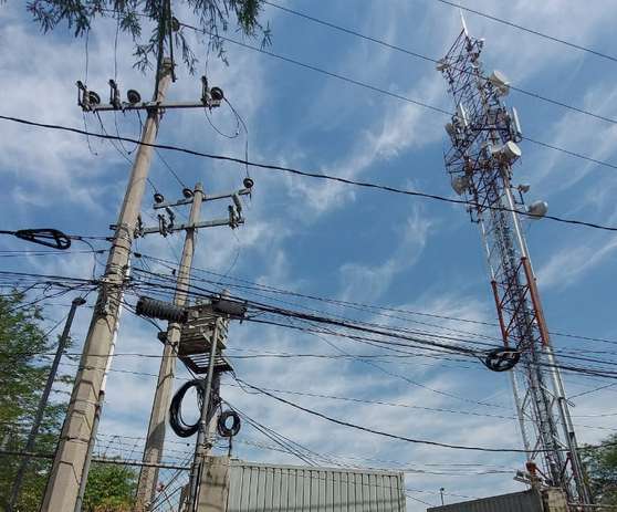 Trabajos en línea eléctrica y poste de distribución